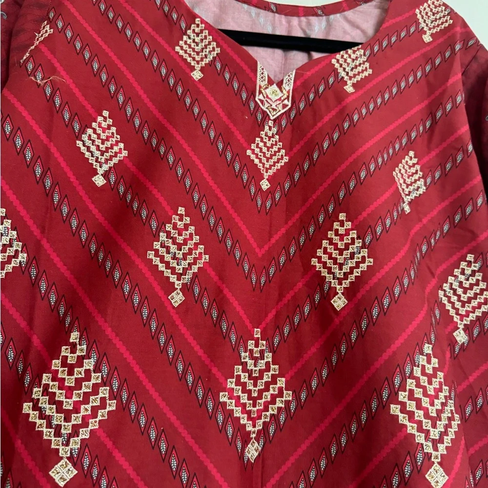3 piece junaid jamshed lawn suit with embroidery - Picture 4 of 9
